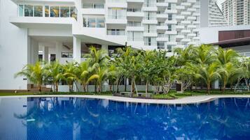 2 outdoor pools, open 6:00 AM to 10:00 PM, free pool cabanas