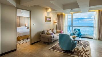 Familiesuite, 2 soverom, terrasse, sjøutsikt | Oppholdsområde | Flatskjerm-TV, iPod-dokkingstasjon, filmkjøp og MP3-dokkingstasjon