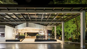 L’entrée du DoubleTree Resort se caractérise par un espace extérieur abrité, doté de sièges et d’une enseigne.