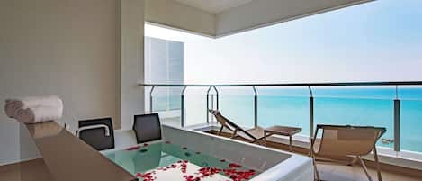 Chambre Simple Présidentielle, 1 très grand lit, terrasse | Salle de bain