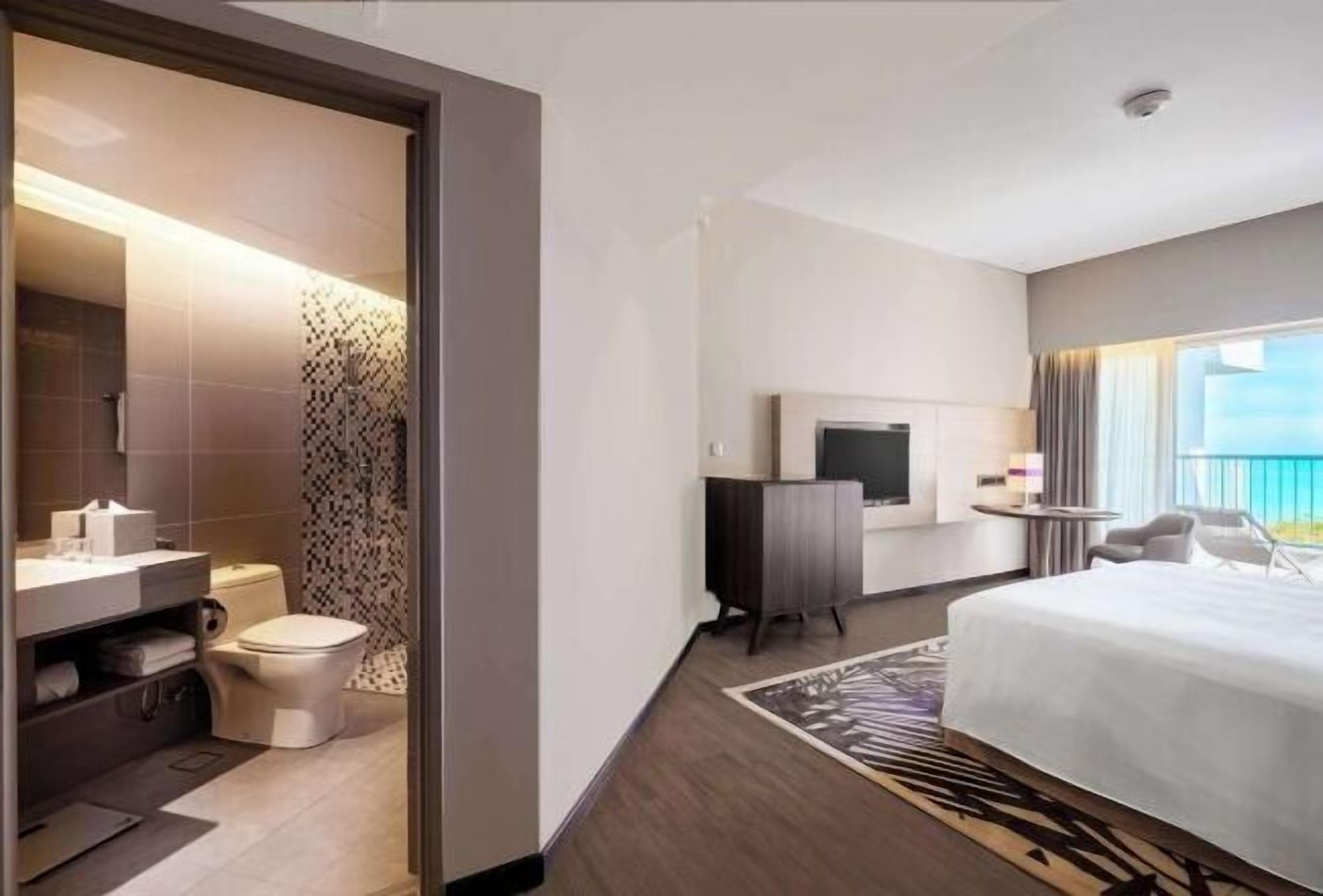 セーフティボックス (室内)、デスク、ノートパソコン用作業スペース、遮光カーテン