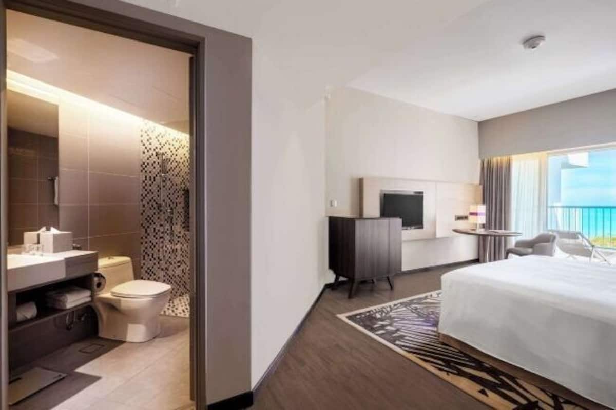 客房内保险箱、办公桌、笔记本电脑工作区、遮光窗帘