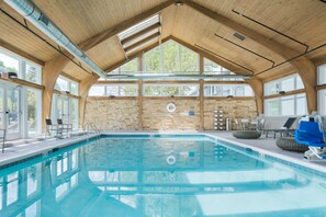 Indoor pool, sun loungers