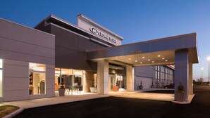 Une entrée d’hôtel moderne avec une enseigne indiquant « Crowne Plaza ».