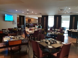 Daily to-go breakfast (USD 21.00 per person) - Crowne Plaza Chicago SW - Burr Ridge by IHG (Burr Ridge)