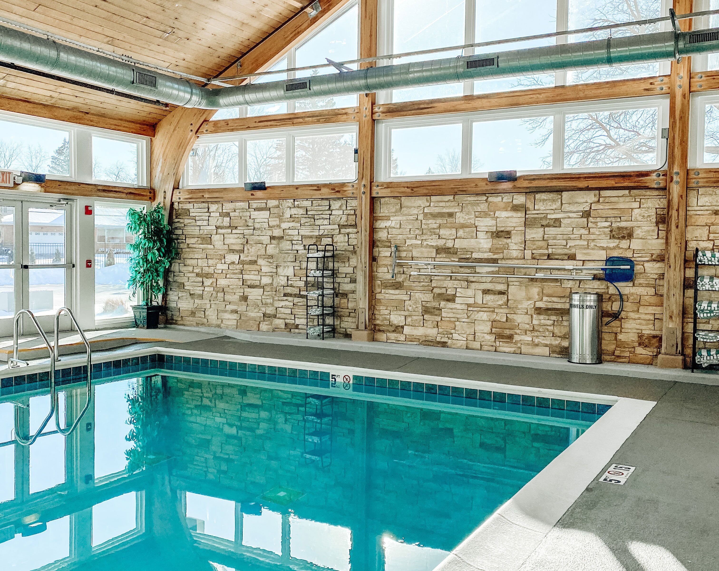 indoor pool, pool loungers
