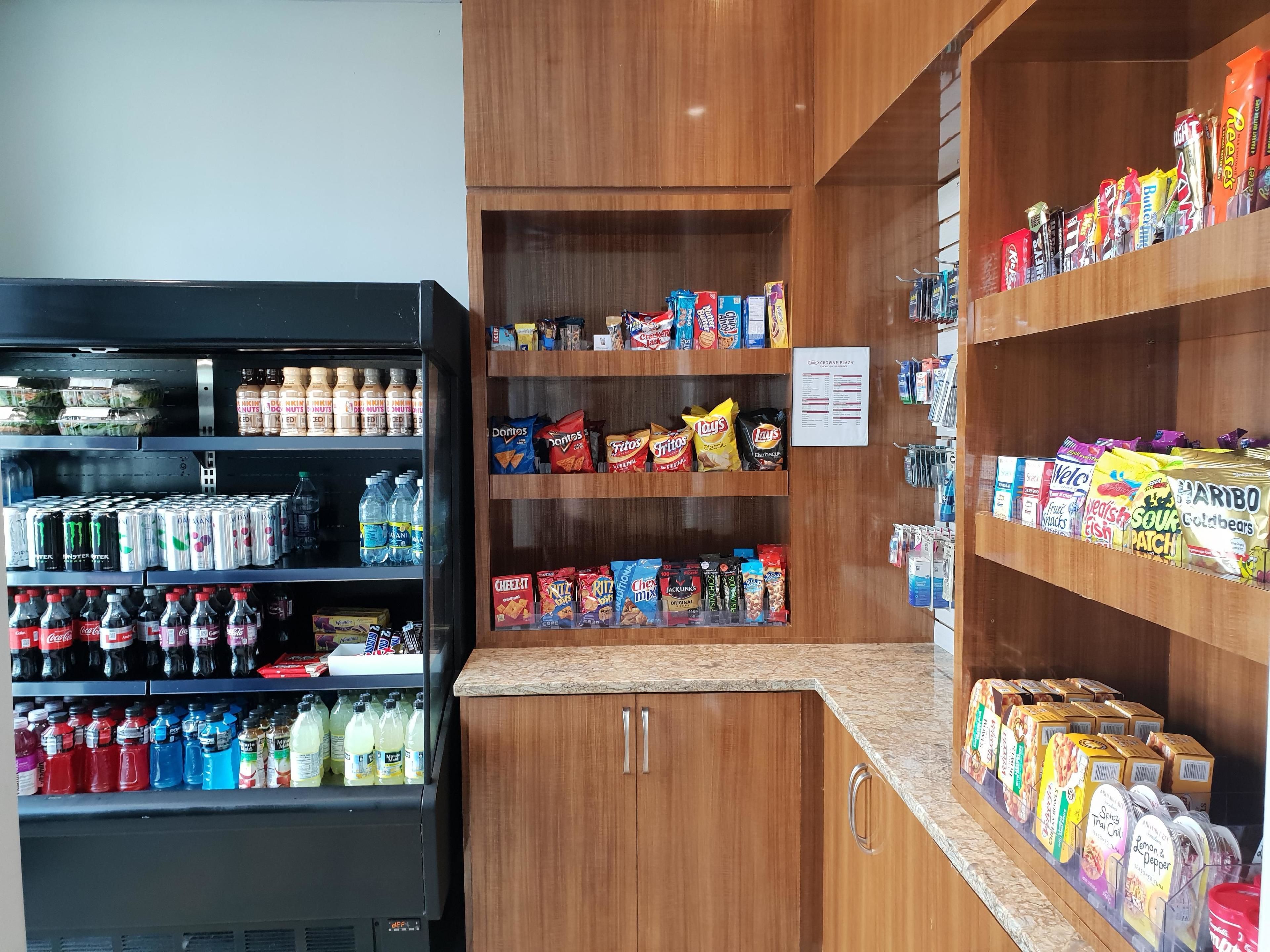 Eine Auswahl an Snacks und Getränken, verpackt und zur Selbstbedienung.