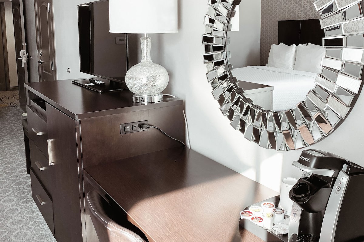 1 bedroom, premium bedding, pillowtop beds, desk