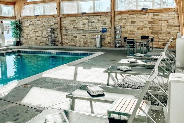 Indendørs pool, åben fra kl. 07.00 til kl. 22.00, liggestole