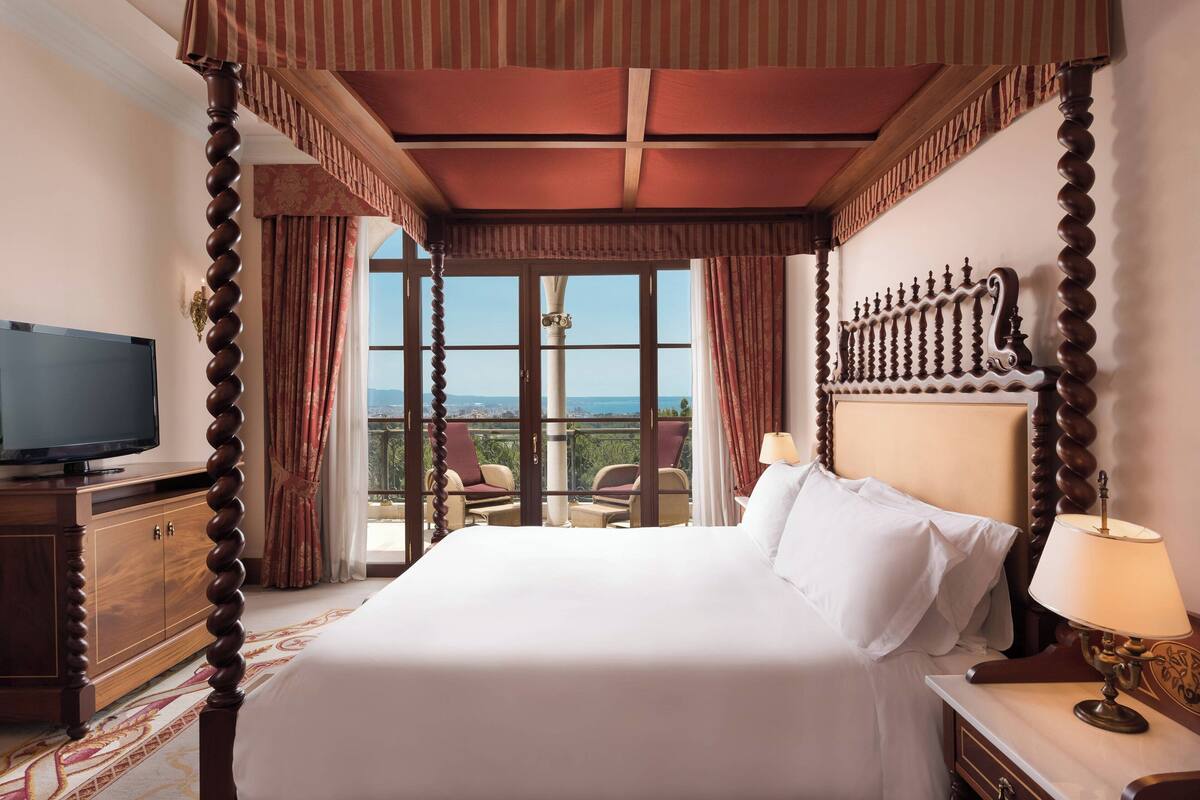 Royal Suite, 1 Bedroom, Balcony, Bay View | Hypo-allergenic bedding, minibar, in-room safe, desk