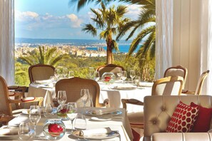 2 Restaurants, Frühstück, Mittagessen, lokale und internationale Küche