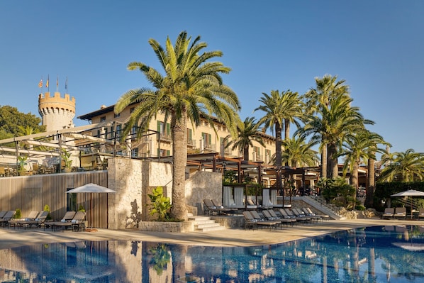 Indoor pool, outdoor pool, pool umbrellas, pool loungers - Castillo Hotel Son Vida, a Luxury Collection Hotel, Mallorca (Palma de Mallorca)