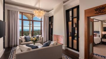 Royal suite, 1 slaapkamer, uitzicht op baai (Balcony) | Woonkamer | Een 32-inch lcd-televisie met satellietzenders en een televisie
