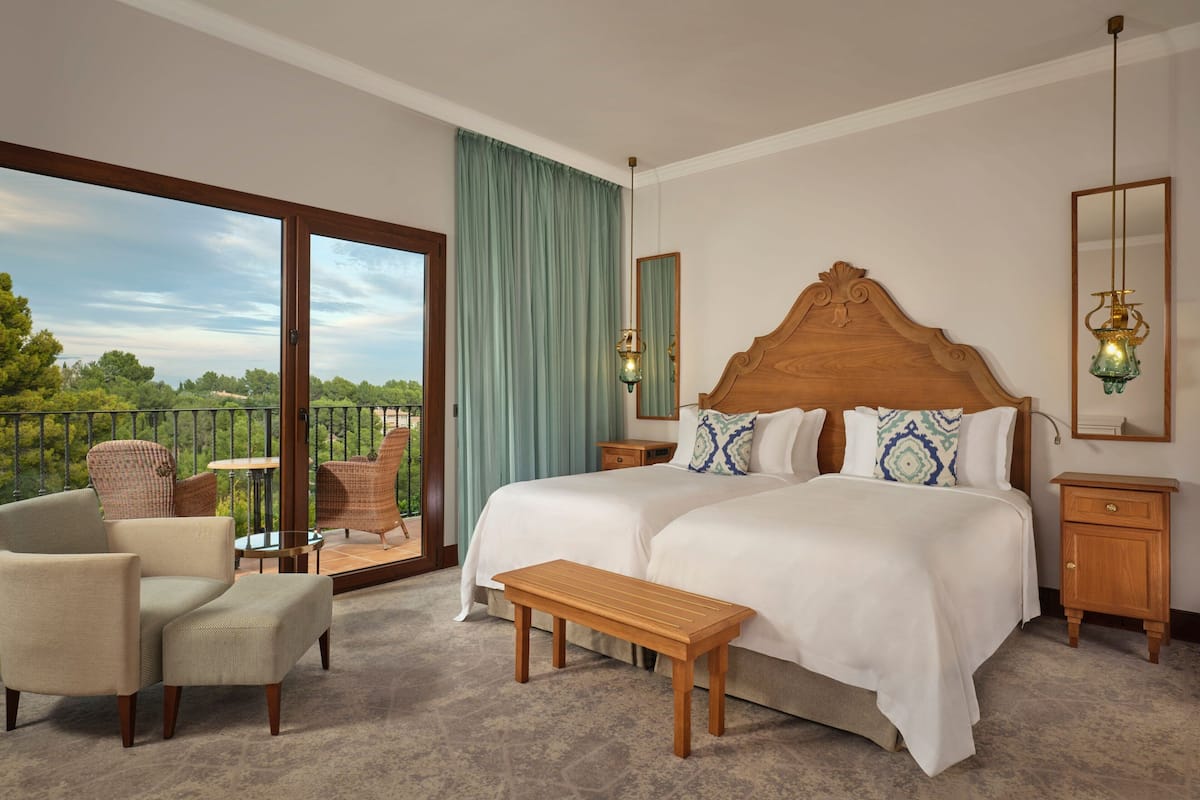Classic Room, 1 Double Bed, Non Smoking, Garden View (Balcony) | Hypo-allergenic bedding, minibar, in-room safe, desk