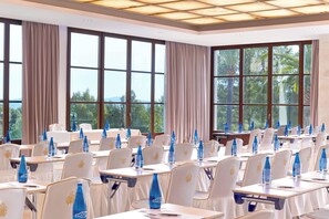 A conference room with tables, chairs, and water bottles. - Castillo Hotel Son Vida, a Luxury Collection Hotel, Mallorca (Palma de Mallorca)