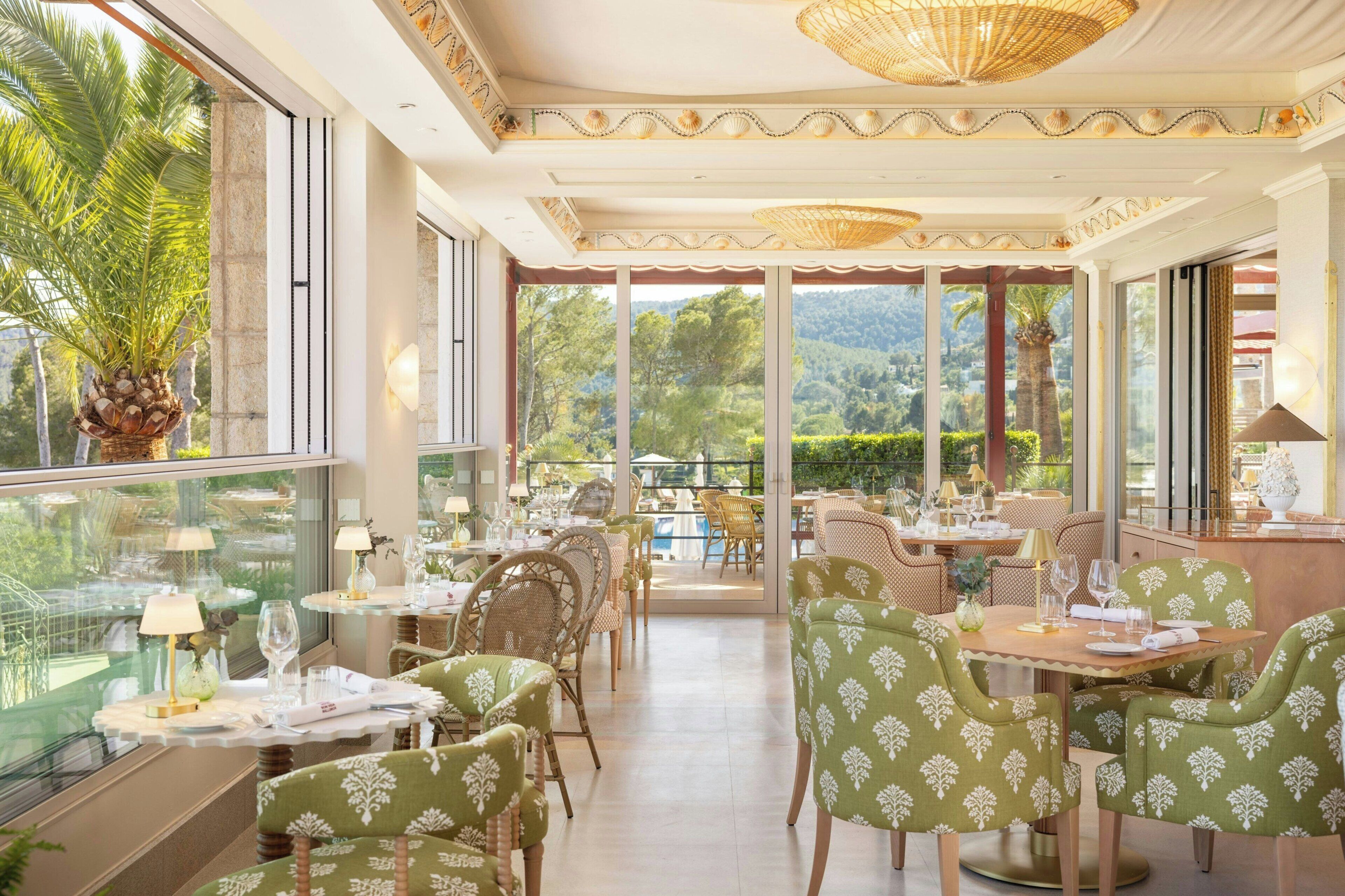2 restaurantes; se sirven desayunos, almuerzos y cenas