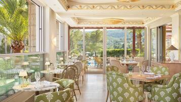 2 restaurantes; se sirven desayunos, almuerzos y cenas