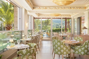2 restaurantes; se sirve desayuno, almuerzo y cena