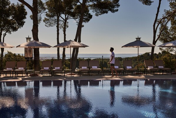 Piscine intérieure, piscine extérieure, parasols, chaises longues