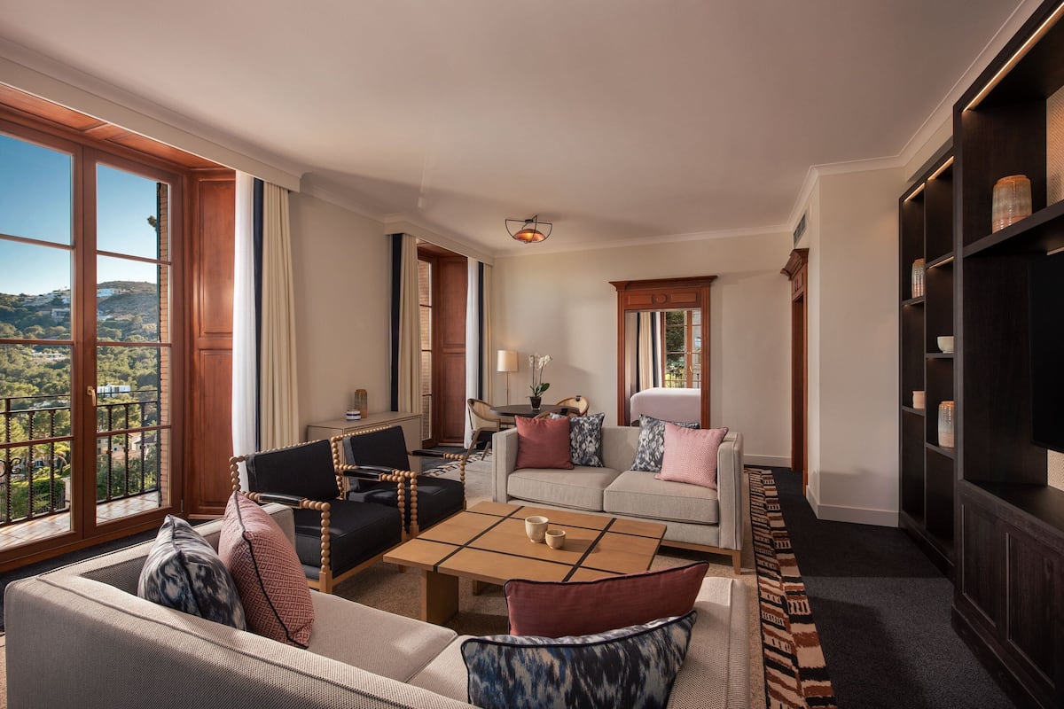 Classic Suite, 1 Bedroom, Non Smoking, Resort View (Balcony) | Living room | 32-inch LCD TV with satellite channels, TV, DVD player