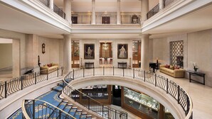 Un interior imponente con una escalera central, varios niveles y una exhibición de joyería.