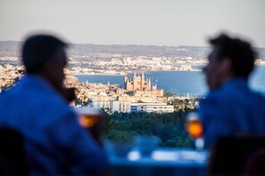 2 restaurantes; se sirven desayunos, almuerzos y cenas