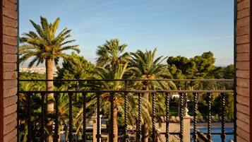 Klassieke suite, 1 slaapkamer, niet-roken, uitzicht op resort (Balcony) | 1 slaapkamer, hypoallergeen beddengoed, een minibar