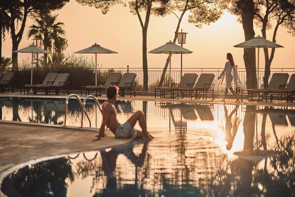 Piscina coberta, piscina a l'aire lliure, para-sols i gandules 