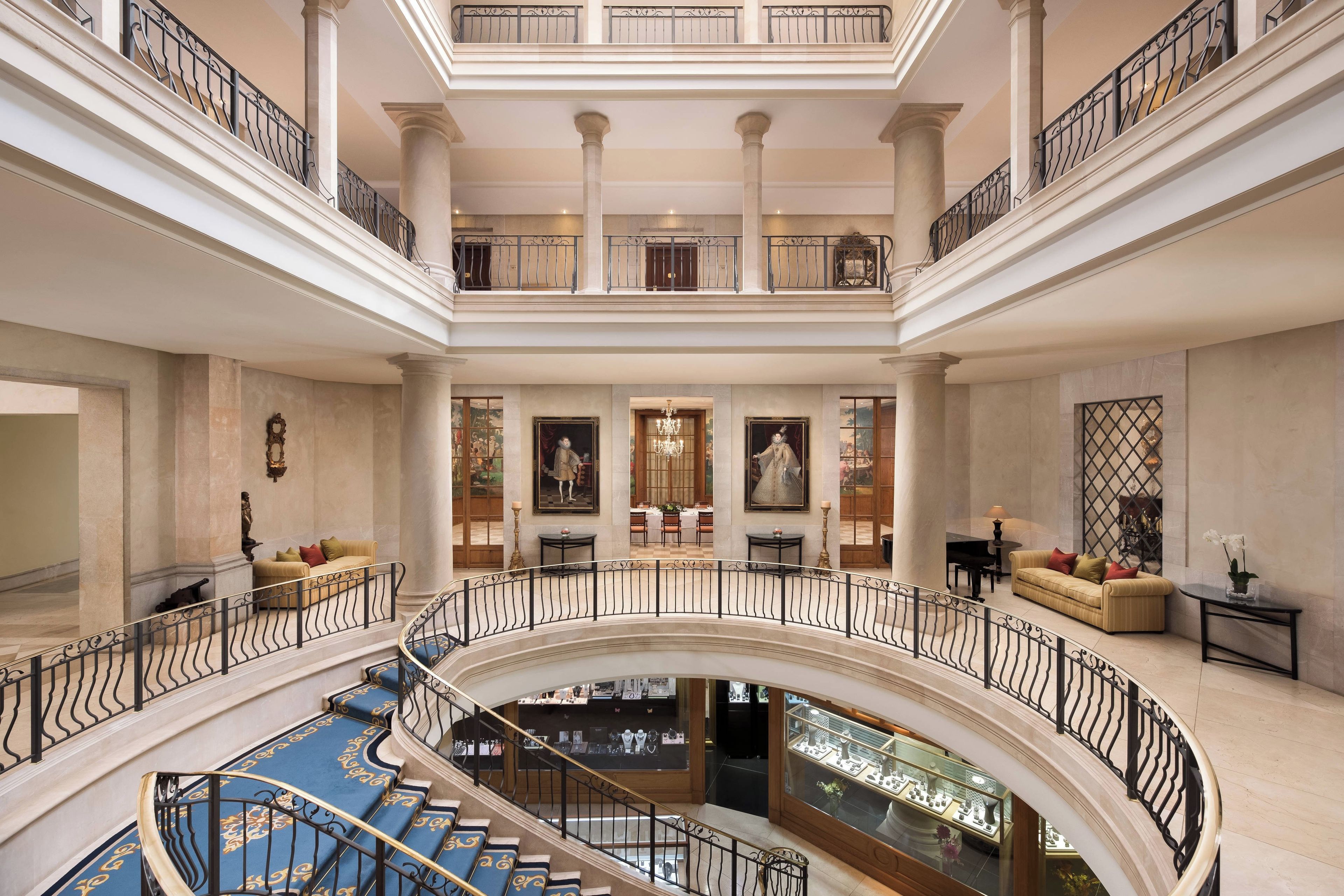 Ein prachtvolles Interieur mit einer zentralen Treppe, mehreren Ebenen und einer Schmuckausstellung.