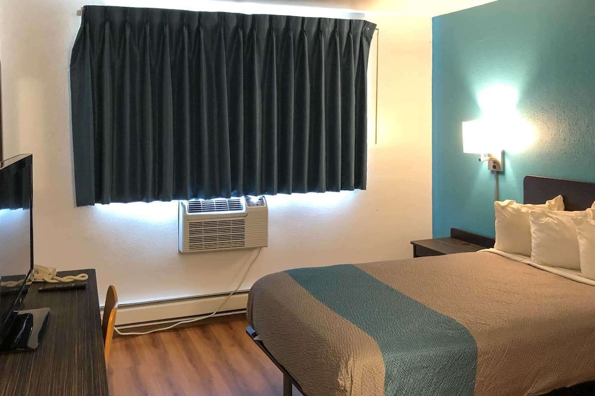 Desk, free WiFi, bed sheets