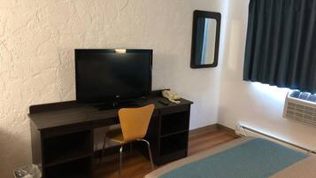 Een bureau, gratis wifi, beddengoed