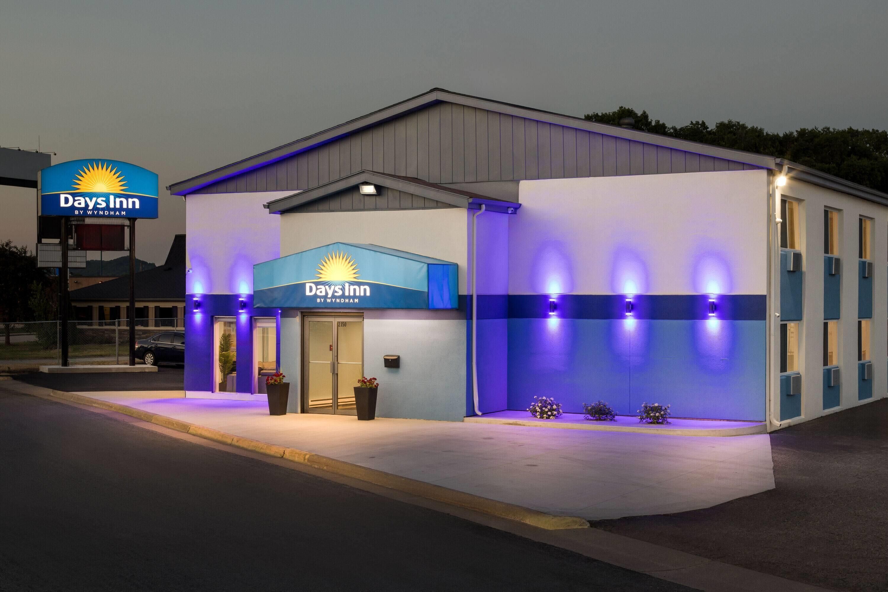 A Days Inn by Wyndham hotel with a sign, entrance, and exterior lighting.