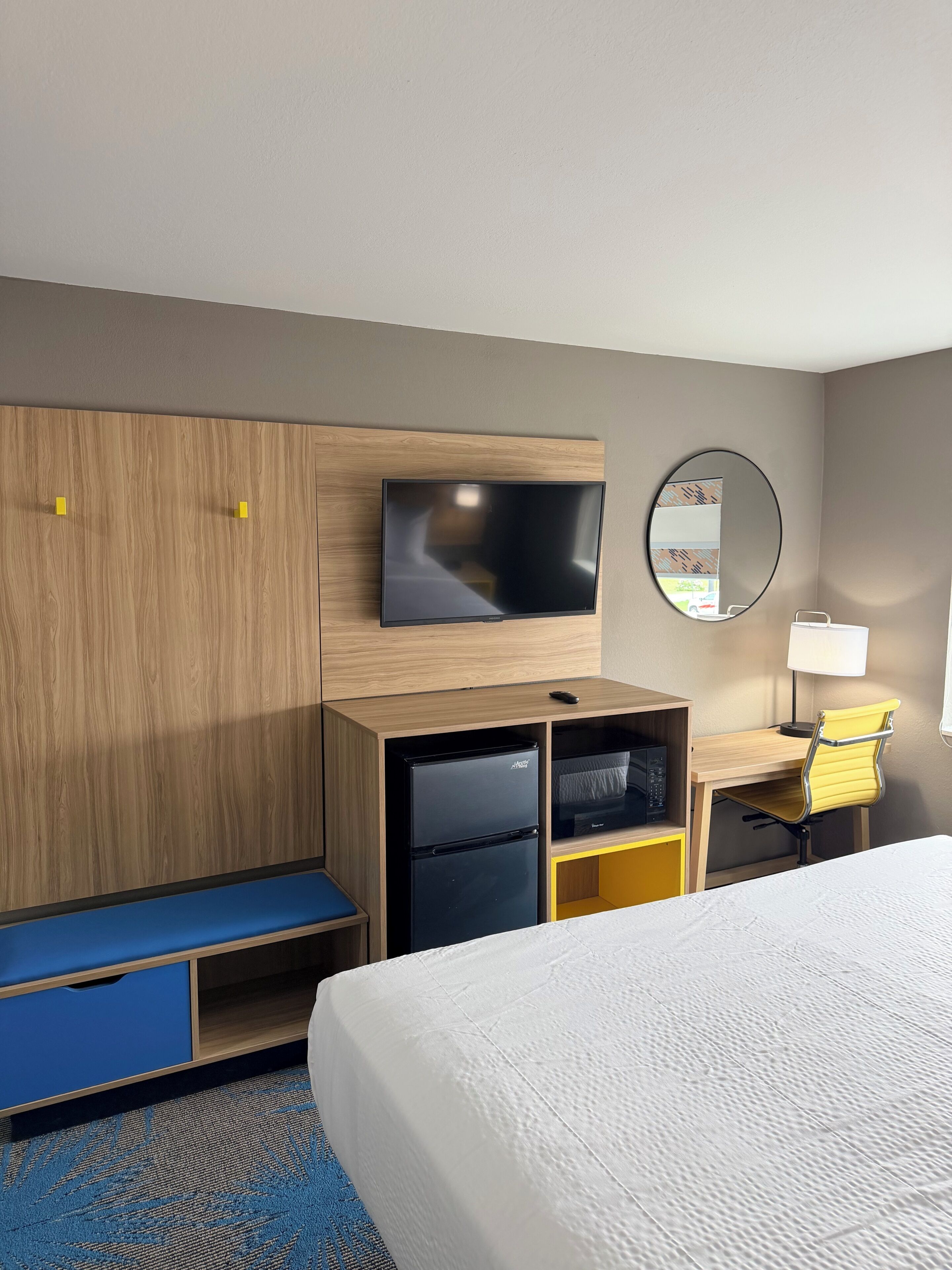 Desk, free WiFi, bed sheets