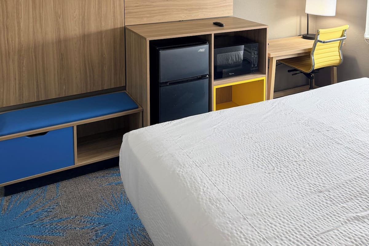 Escritorio, wifi gratis y ropa de cama