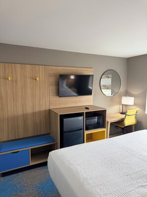 Desk, free WiFi, bed sheets - Days Inn by Wyndham La Crosse (La Crosse)
