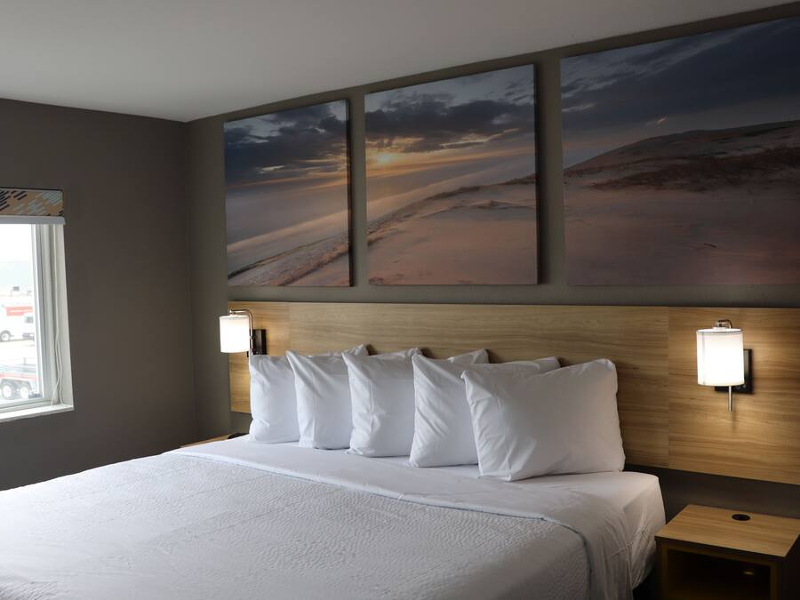 Desk, free WiFi, bed sheets