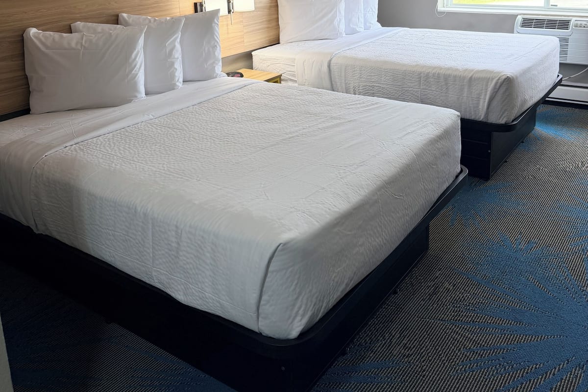Habitación, 2 camas Queen size, para no fumadores | Escritorio, wifi gratis y ropa de cama