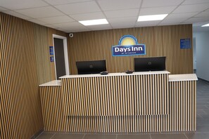 Reception - Days Inn by Wyndham La Crosse (La Crosse)