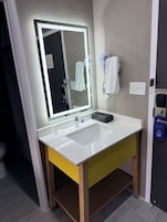 Combined shower/bathtub, towels