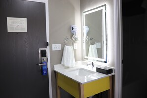 Escritorio, wifi gratis y ropa de cama 