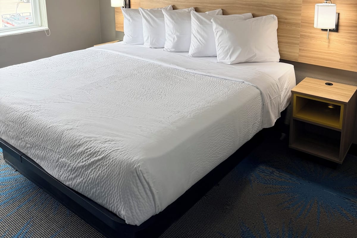 Escritorio, wifi gratis y ropa de cama