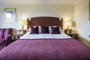 Sengetøy av topp kvalitet, dundyner, skrivebord og blendingsgardiner