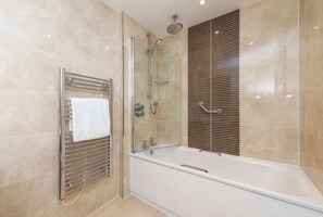 Dusche, kostenlose Toilettenartikel, Haartrockner, Handtücher