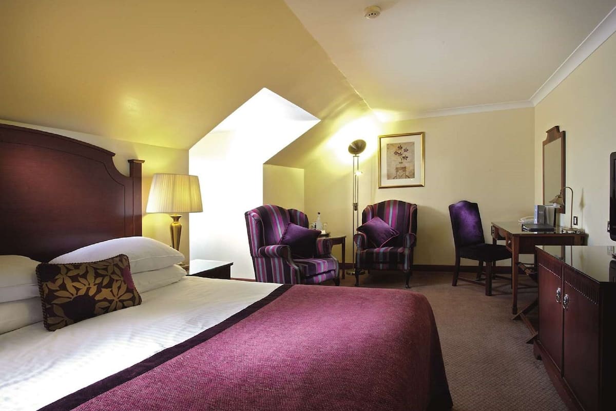 Premium bedding, down duvets, desk, blackout curtains