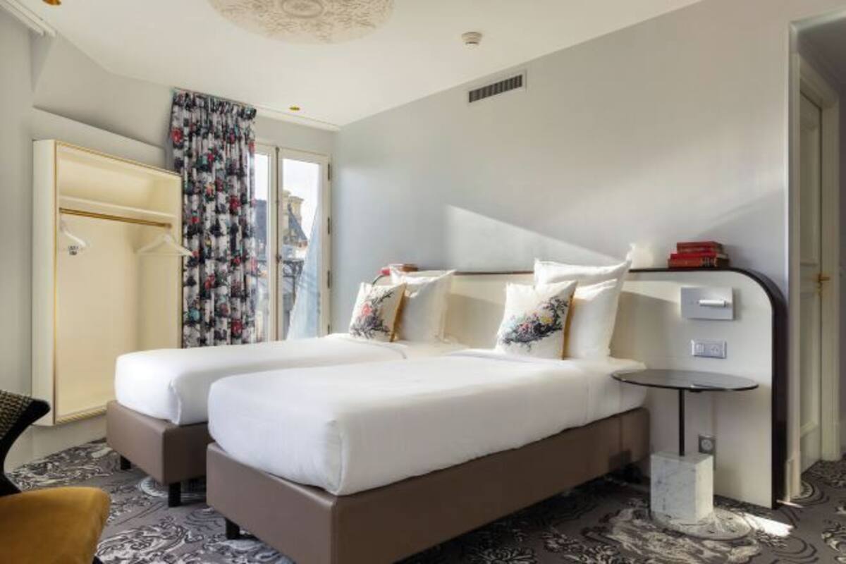 Biancheria da letto di alta qualità, materassi a doppio strato, minibar