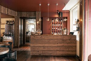 2 restauranter, frokost, lunsj og brunsj serveres, vegetarretter