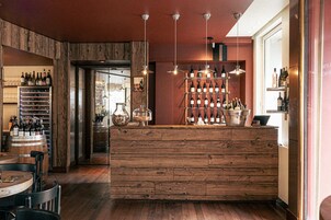 2 restaurants, breakfast, lunch, brunch served; vegetarian cuisine