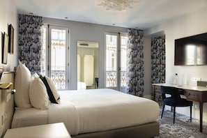 أغطية فراش متميزة وأسرّة بطبقة علوية مريحة وميني بار وخزنة داخل الغرفة