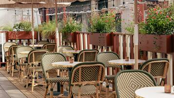 2 restaurants, spécialités Cuisine végétarienne