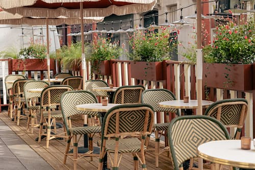 2 restaurants, breakfast, lunch, brunch served; vegetarian cuisine